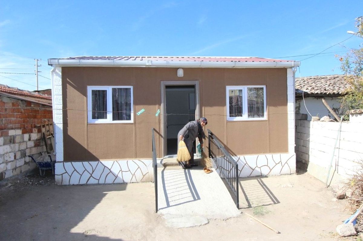 Depremzedeler İçin Prefabrik Evler Yapıldı