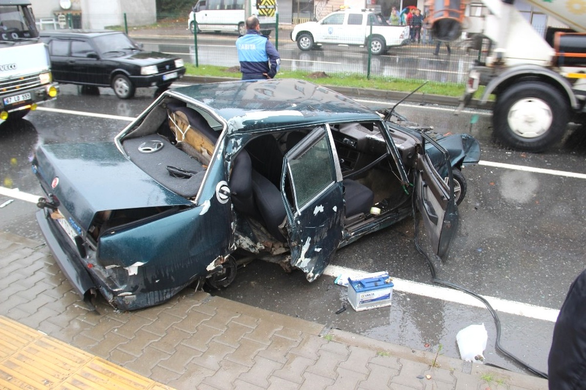 Direğe Çarpan Otomobil Hurdaya Döndü: 4 Yaralı