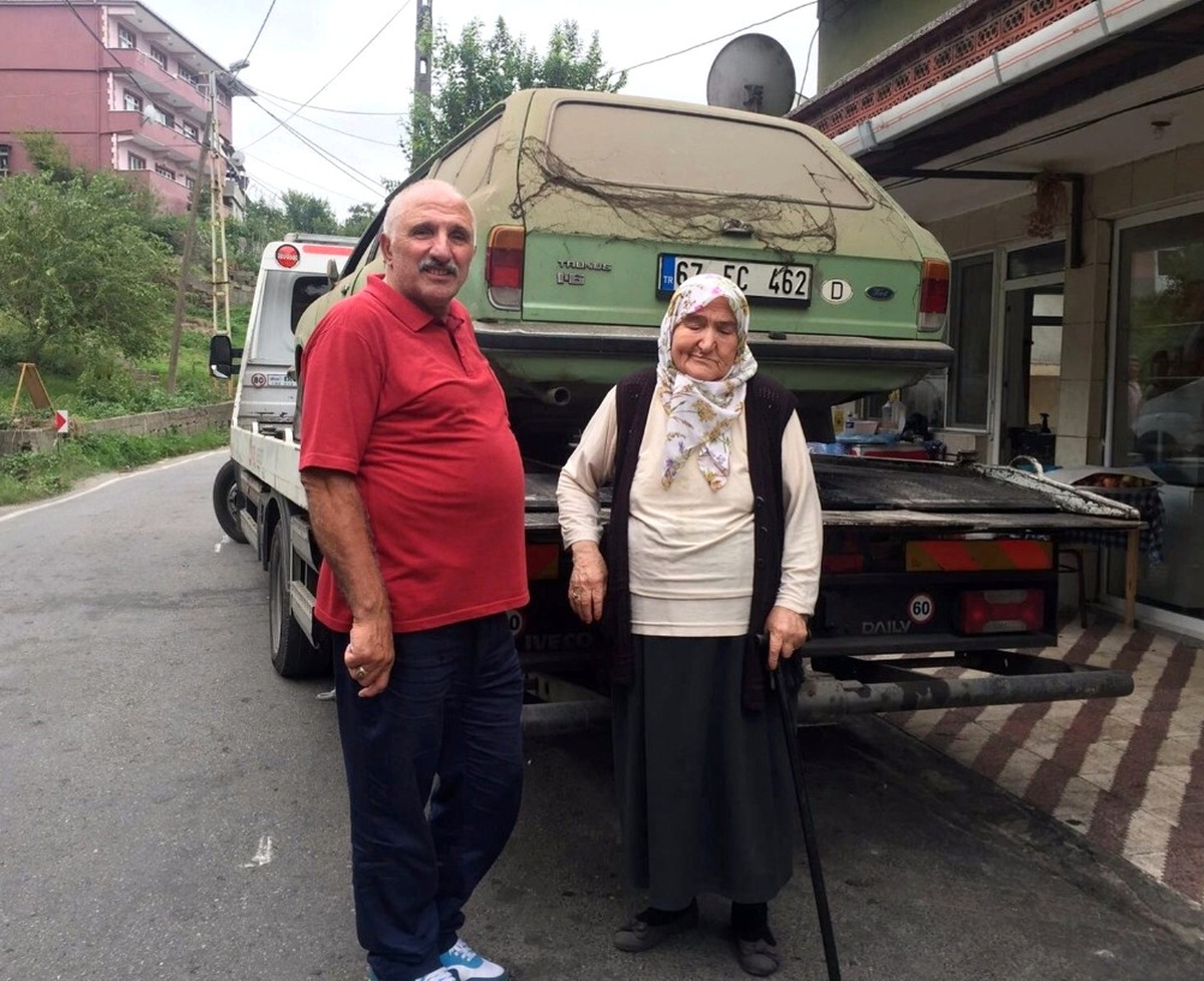 Emine Teyze\'nin Bağışladığı Otomobil Kızılay Yararına 10 Bin TL\'ye Satıldı