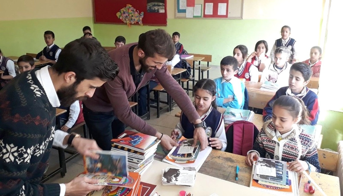 Erzincan\'dan Hakkarili Öğrencilere Kırtasiye Desteği