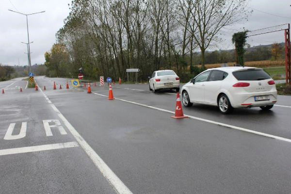 Ferizli- Karasu Yolu, Yağmur Suyu Nedeniyle Ulaşıma Kapatıldı