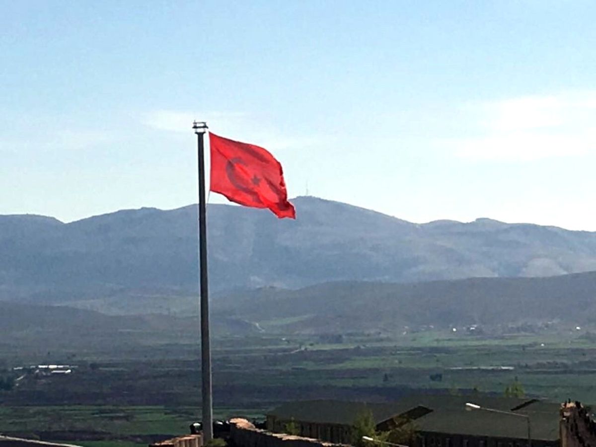 Hatay\'daki 12. Hawk Batarya Komutanlığına Dev Türk Bayrağı Asıldı