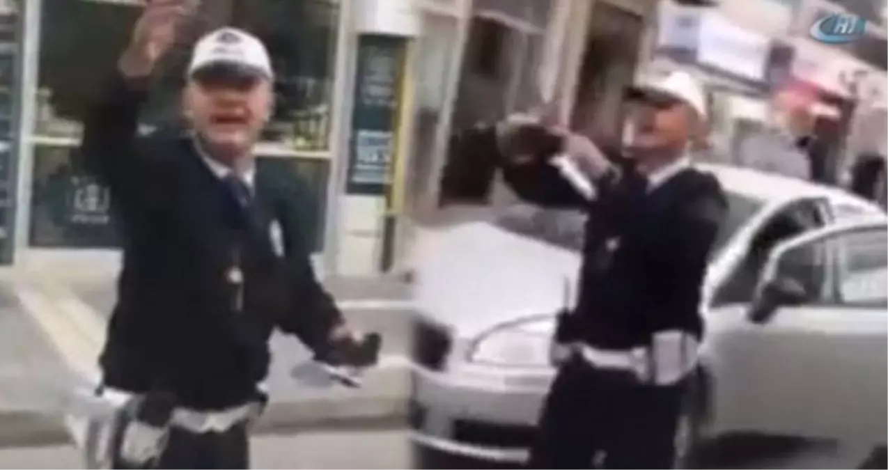Hem Ceza Yazıp Hem Şarkı Söyleyen Trafik Polisi Fenomen Oldu!