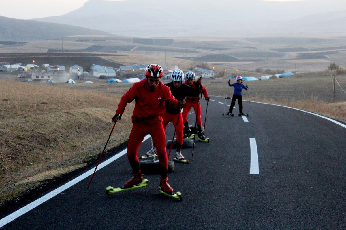 İl Müdürü Alp\'ten Sporculara Tatlı İkramı