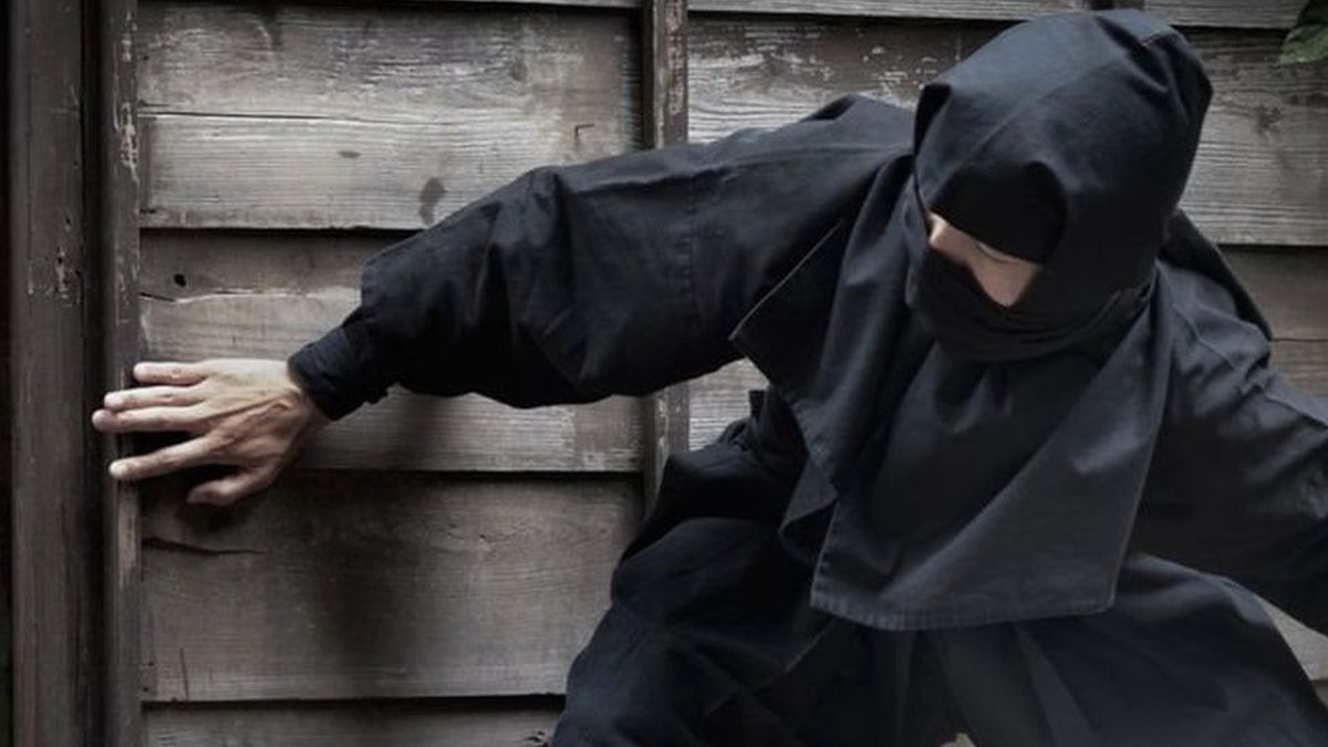 Ninja Kıyafeti ile Hırsızlık Yapan 74 Yaşındaki Adam Yakalandı