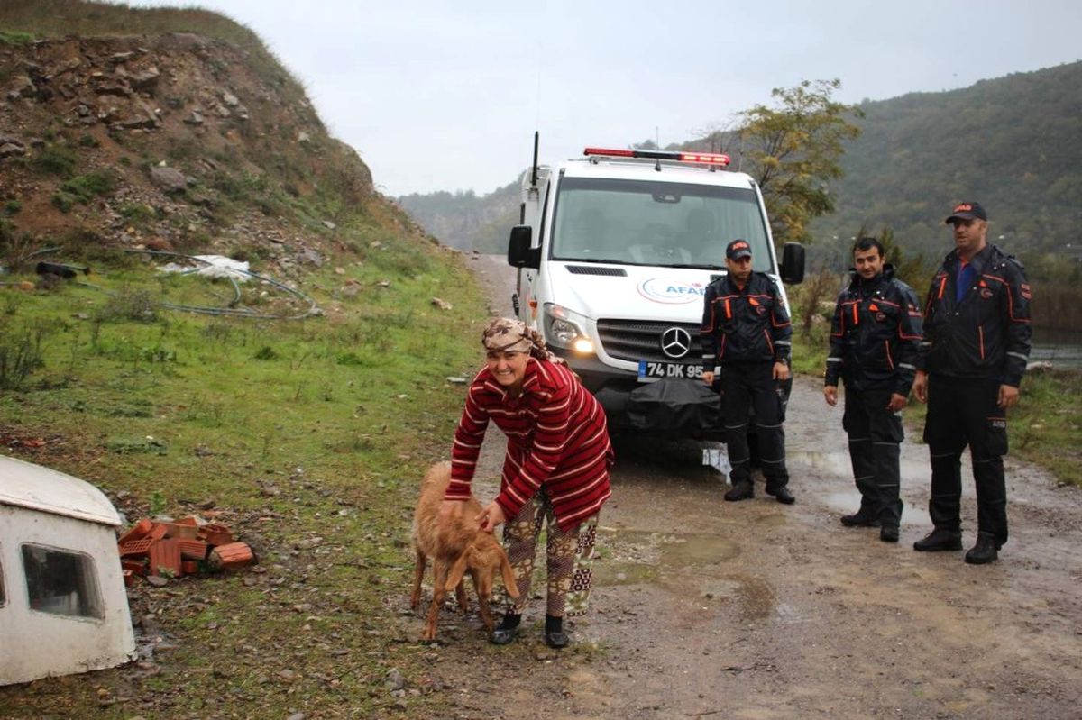 Kayalıklarda Mahsur Kalan Keçiyi Afad Kurtardı