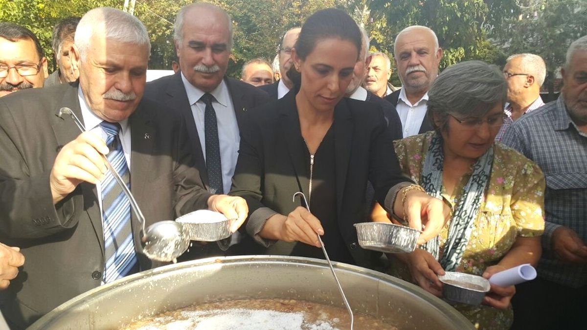Mavi Umutlar Derneği Aşure Dağıttı
