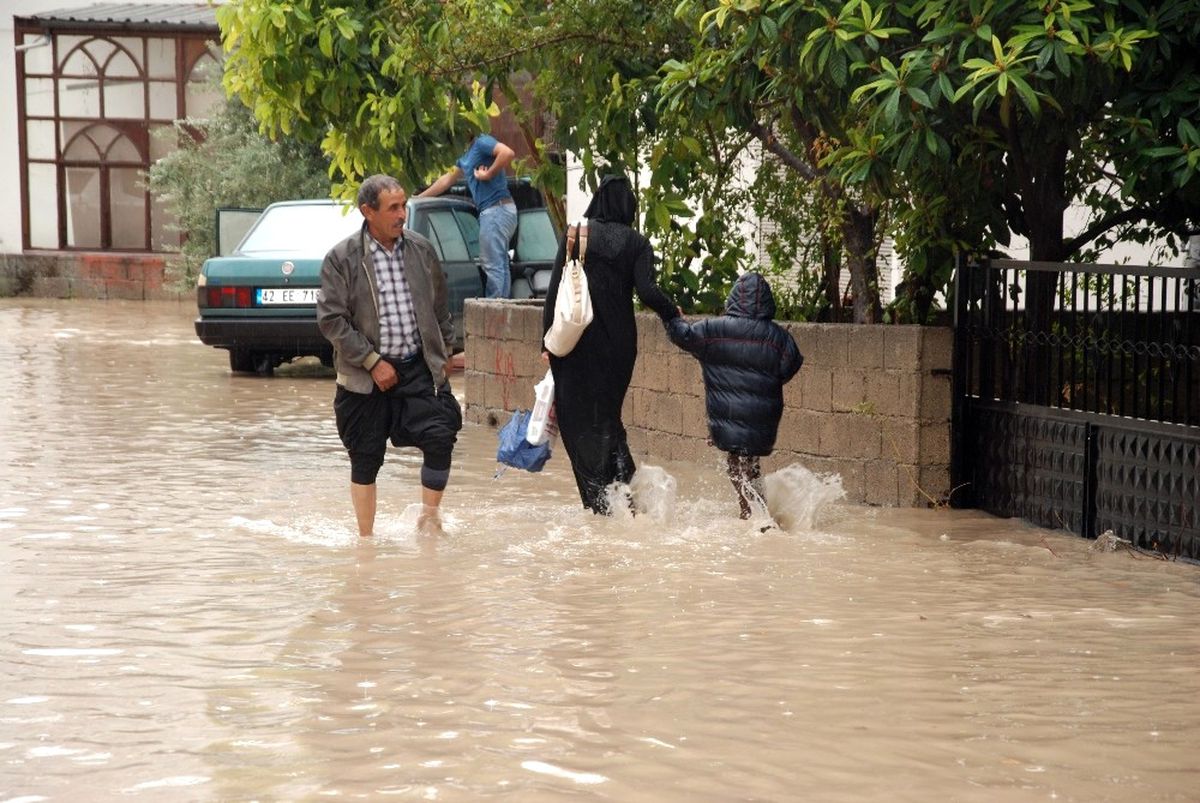 Mersin\'de Sağanak Yağmur Evleri Su Altında Bıraktı