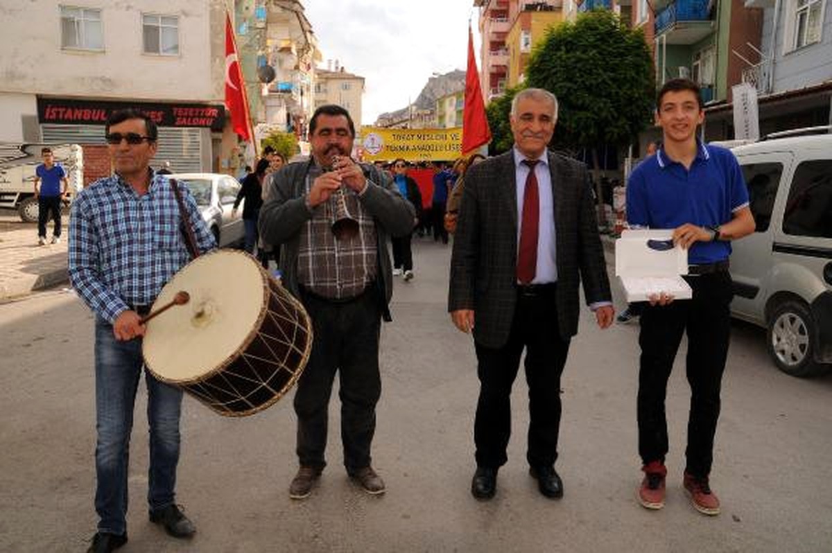 Öğrenciler Cumhuriyet Bayramı İçin Lokum Dağıttı