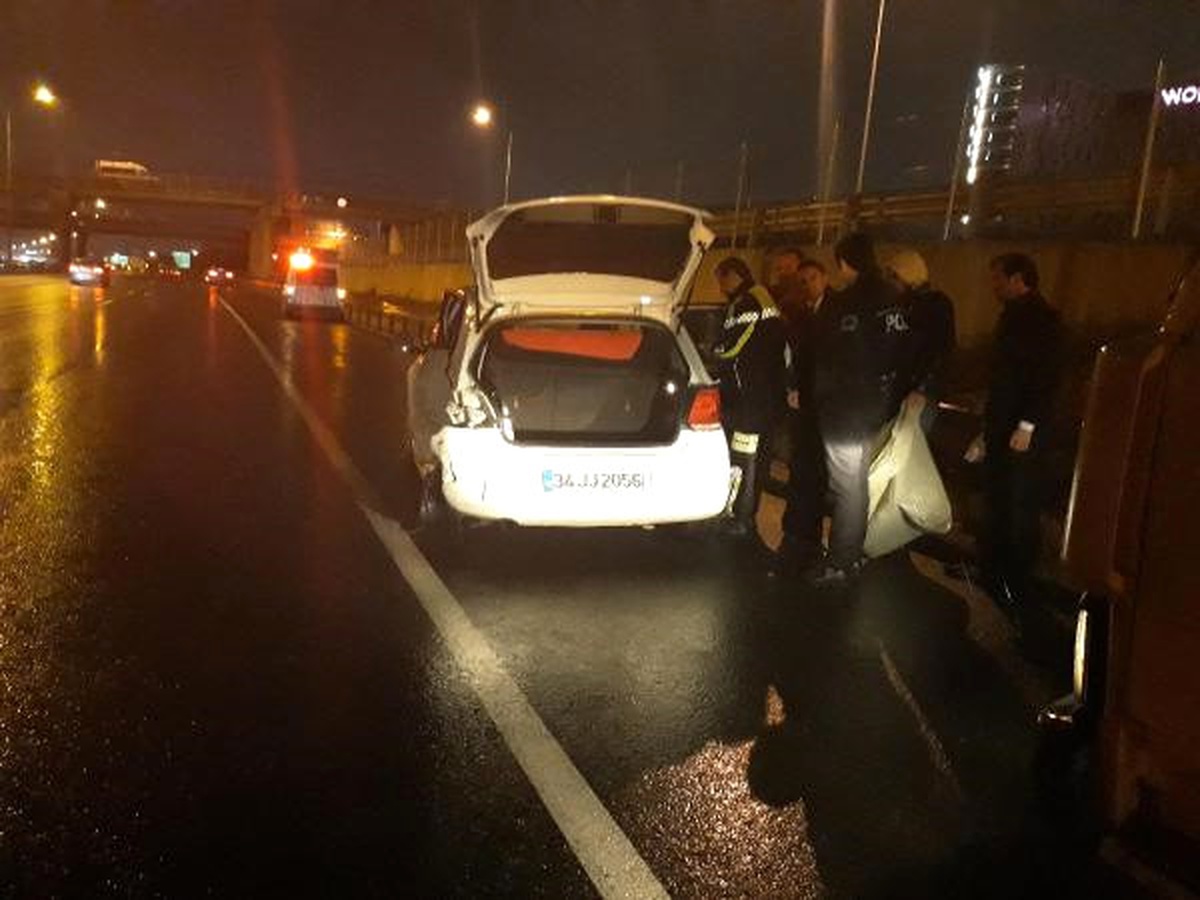 Otomobillere ve Rapor Tutan Polise Çarptı: 5 Yaralı