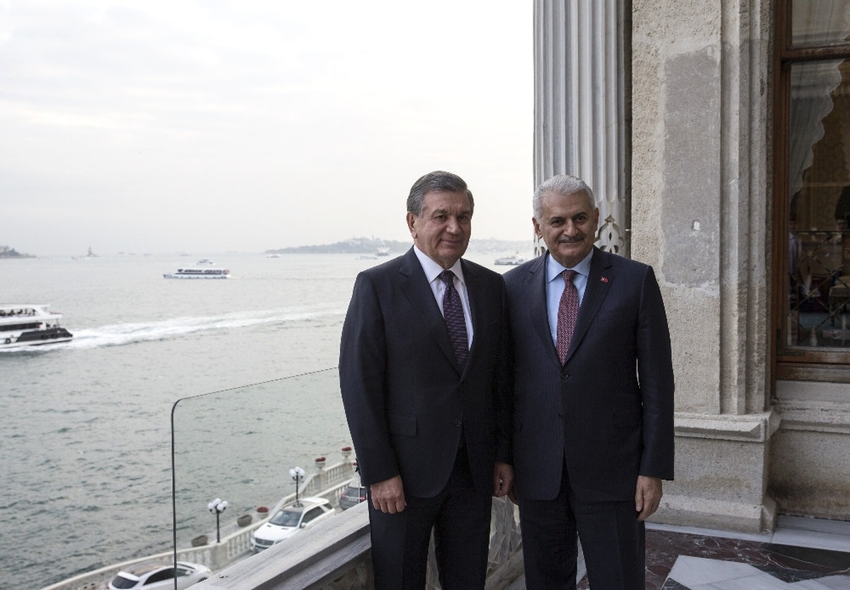Özbekistan Cumhurbaşkanı ile Hatıra Fotoğrafı Çektirdi