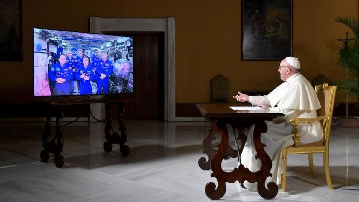 Papa\'dan Uzaydaki Astronotlara Sorular: Nereden Geldik, Nereye Gidiyoruz?