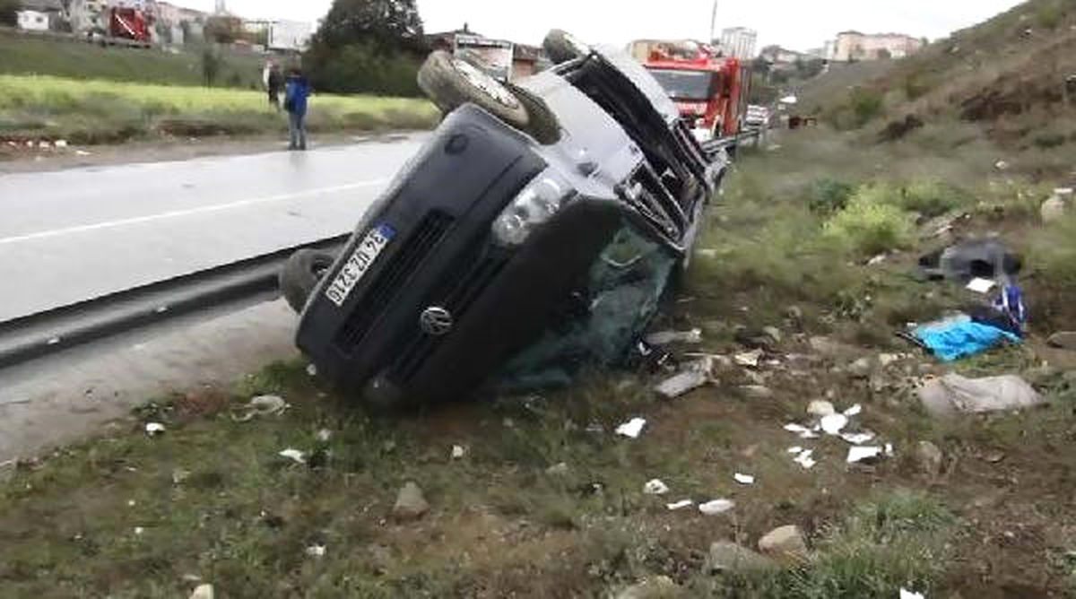 Pendik\'te Araç Yamaçtan Yuvarlandı: 4 Yaralı
