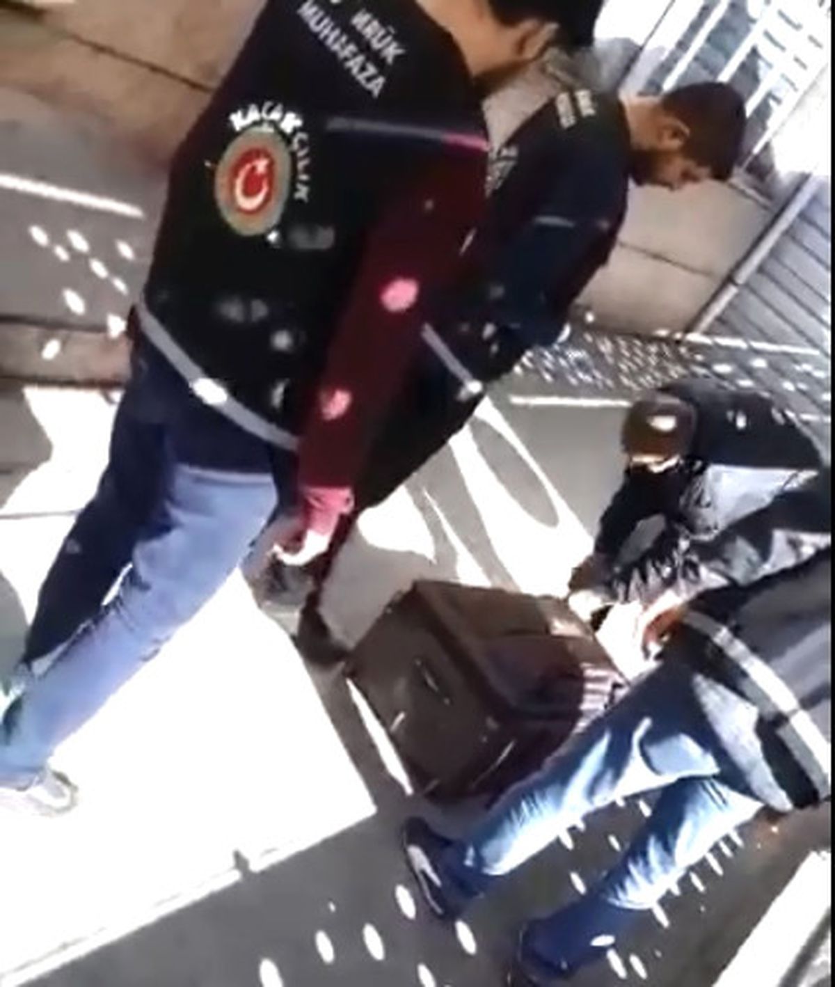 Sarp Sınır Kapısı\'nda Valizden Çocuk Çıktı