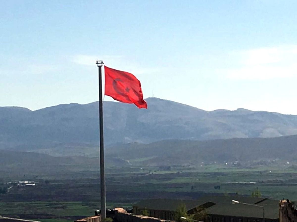 Hatay\'daki 12. Hawk Batarya Komutanlığına Dev Türk Bayrağı Asıldı