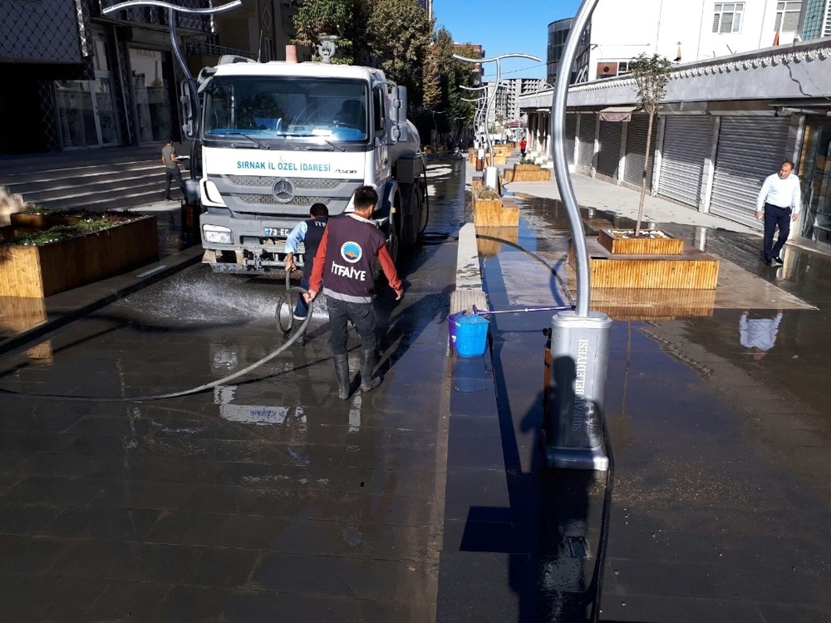 Şırnak Belediyesi Cadde ve Sokakları Yıkıyor