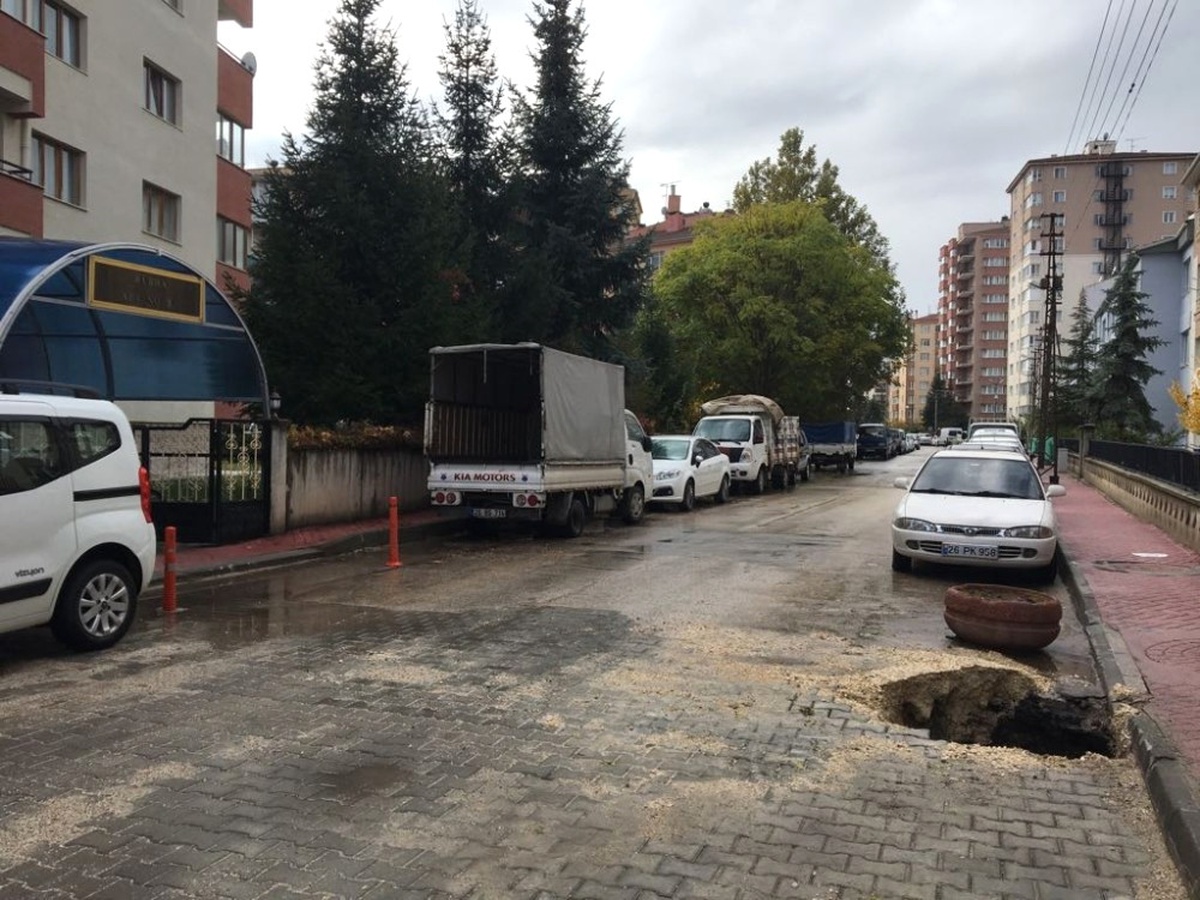 Sokakta Giderken Oluşan Çukura Düşüp Yaralandı