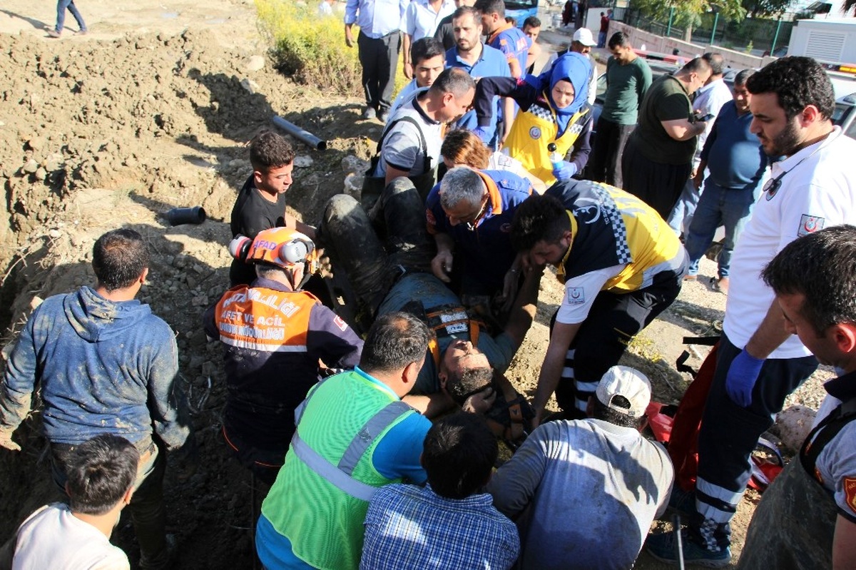 Su Patlağını Tamir Ederken Göçük Altında Kaldı