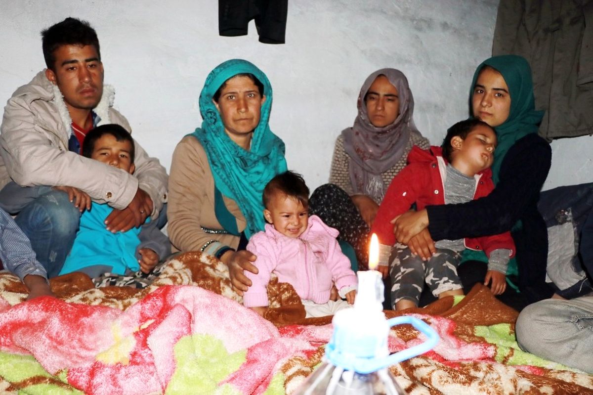 Taliban\'dan Kaçan 10 Kişilik Afgan Aile Tek Göz Barakadan Kurtarıldı