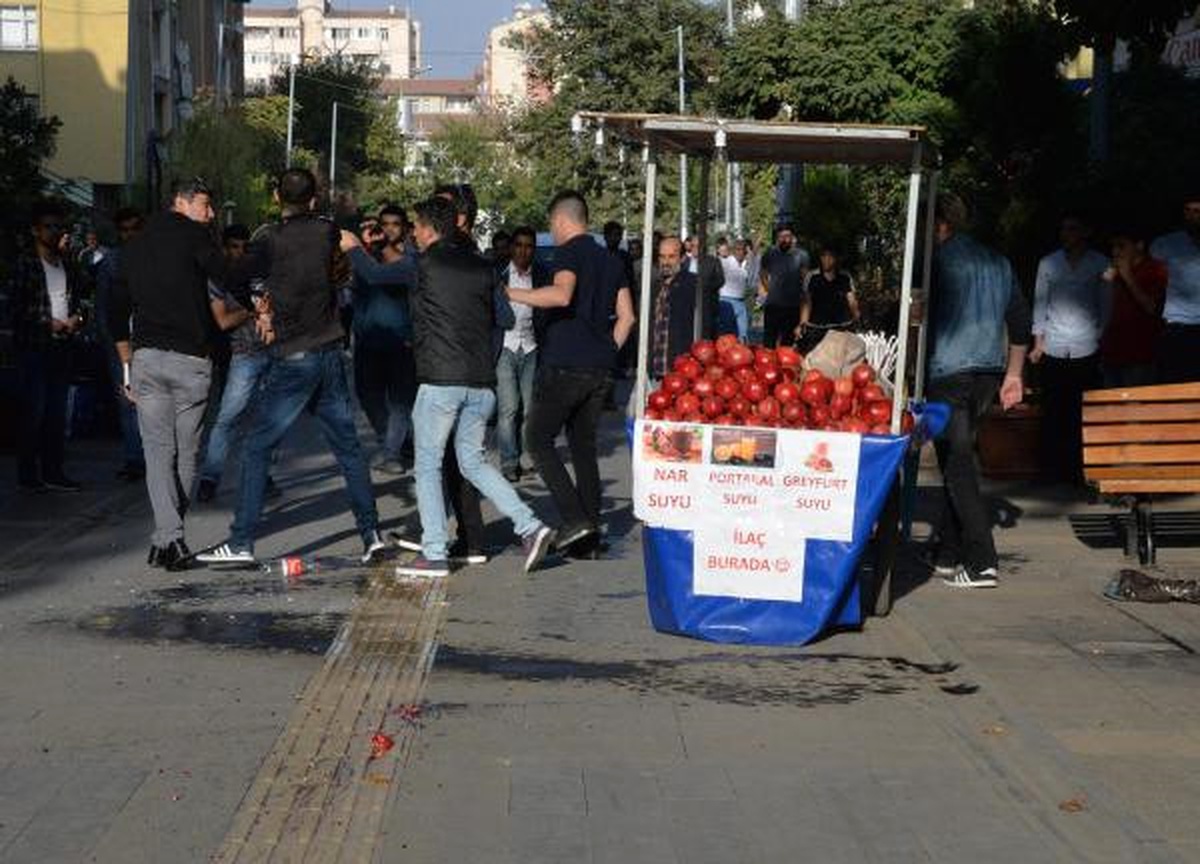 Tezgahını Yakmaya Kalkışan Seyyar Satıcıya Polis Müdahale Etti
