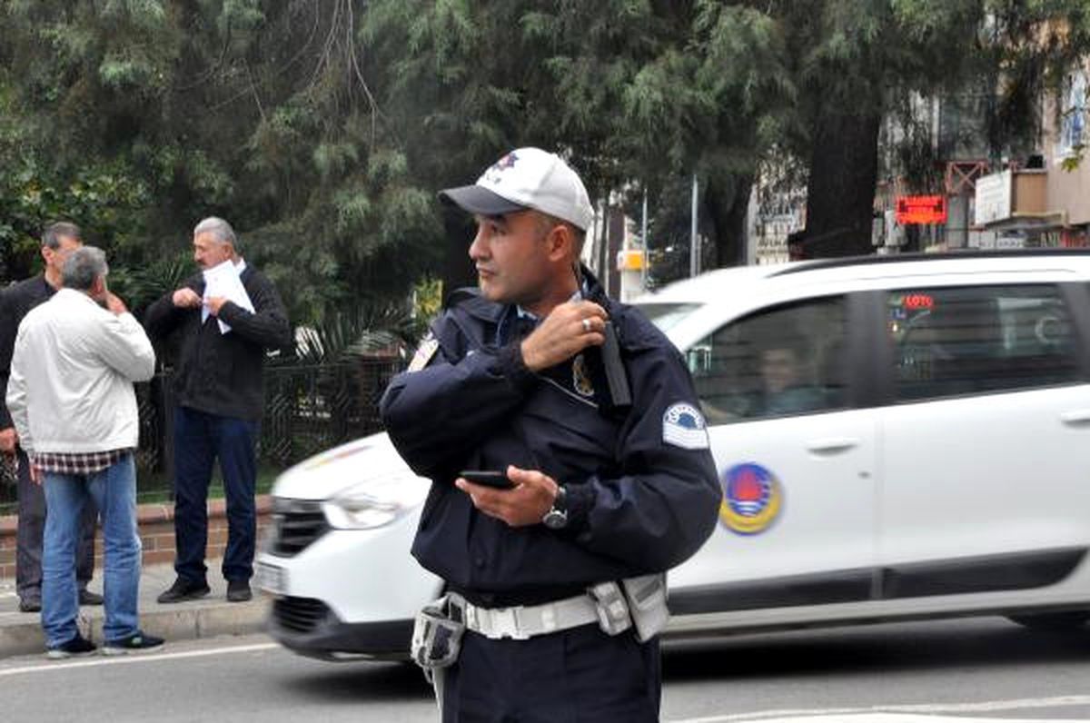 Trabzon\'da Trafik Polisi Sürücülere Türkülü, Manili Ceza Yazıyor