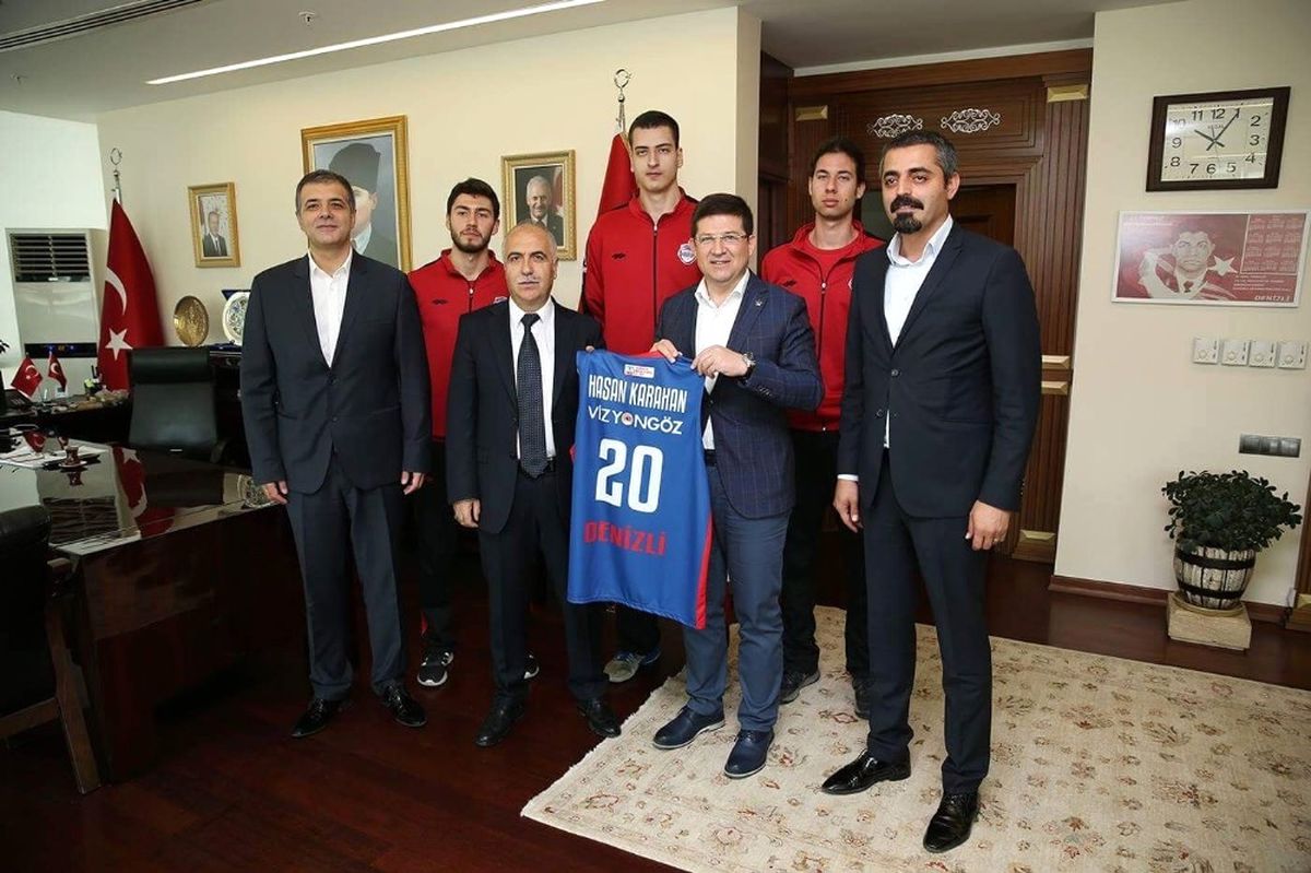 Vali Karahan\'a Forma Hediye Edildi