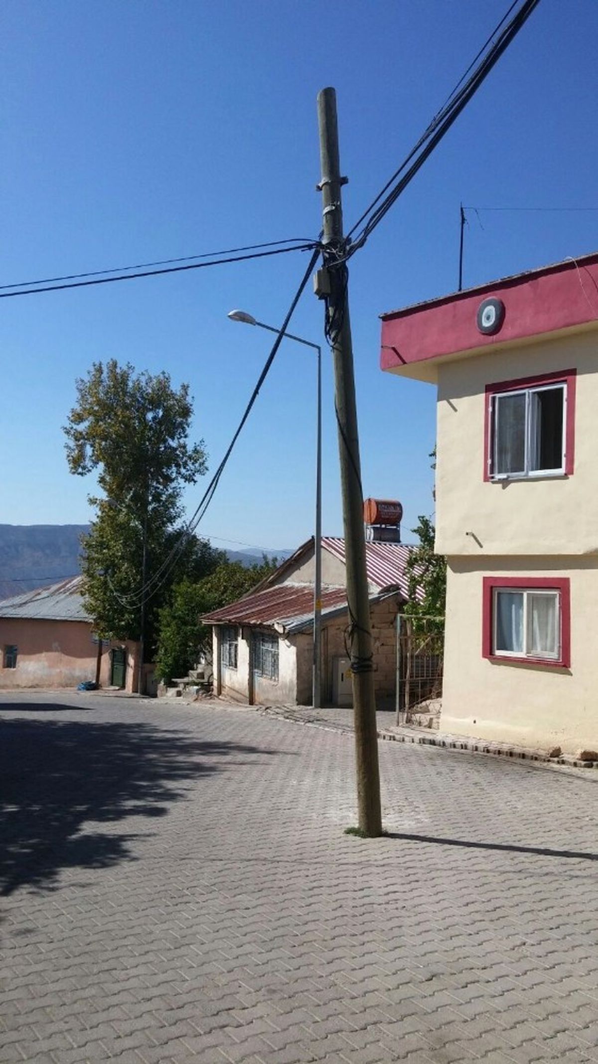 Yol Ortasında Telefon Direği