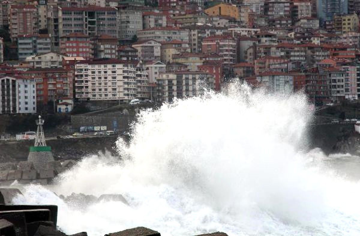 Zonguldak\'ta Dalga Boyu 4 Metreye Ulaştı