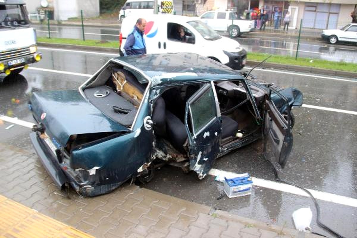 Zonguldak\'ta İki Otomobil Çarpıştı: 4 Yaralı