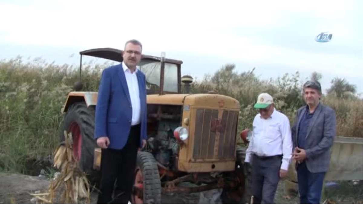 67 Yıllık Antika Traktörle Tarlasını Sürüyor