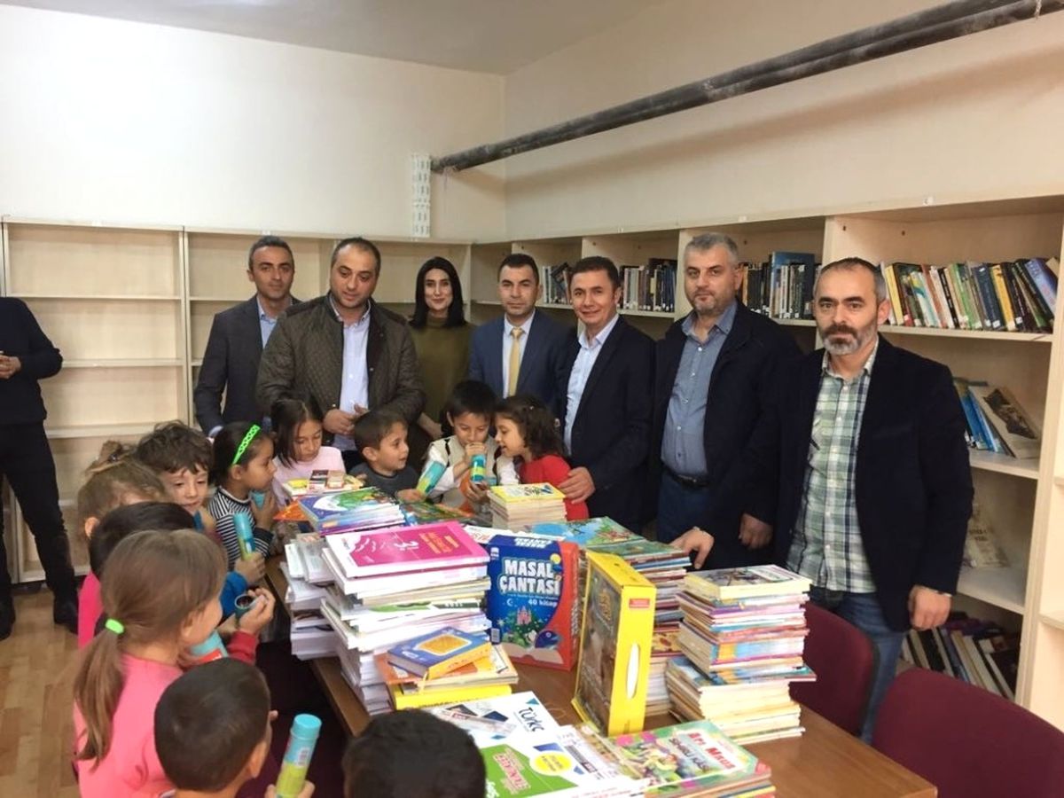 AK Parti\'den Okula Kitap Desteği
