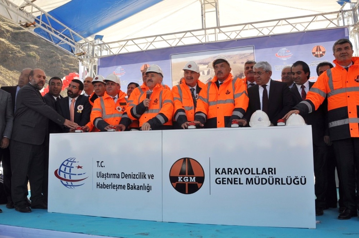 Bakan Arslan: "Bakü-Tiflis-Kars Demiryolu Projesi 3 Gün Sonra İlk Resmi Seferine Başlayacak"
