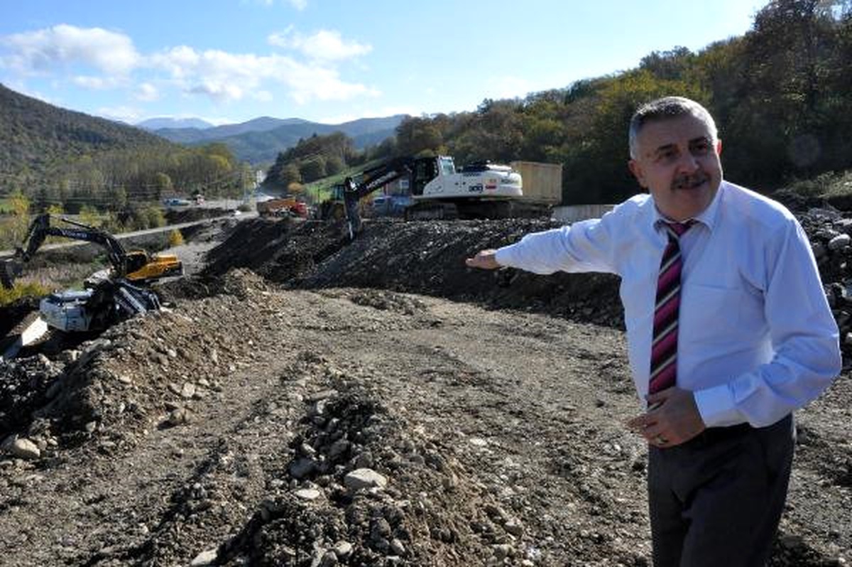 Baraj İnşaatı Yol Çalışmasında Su Borusu Patladı