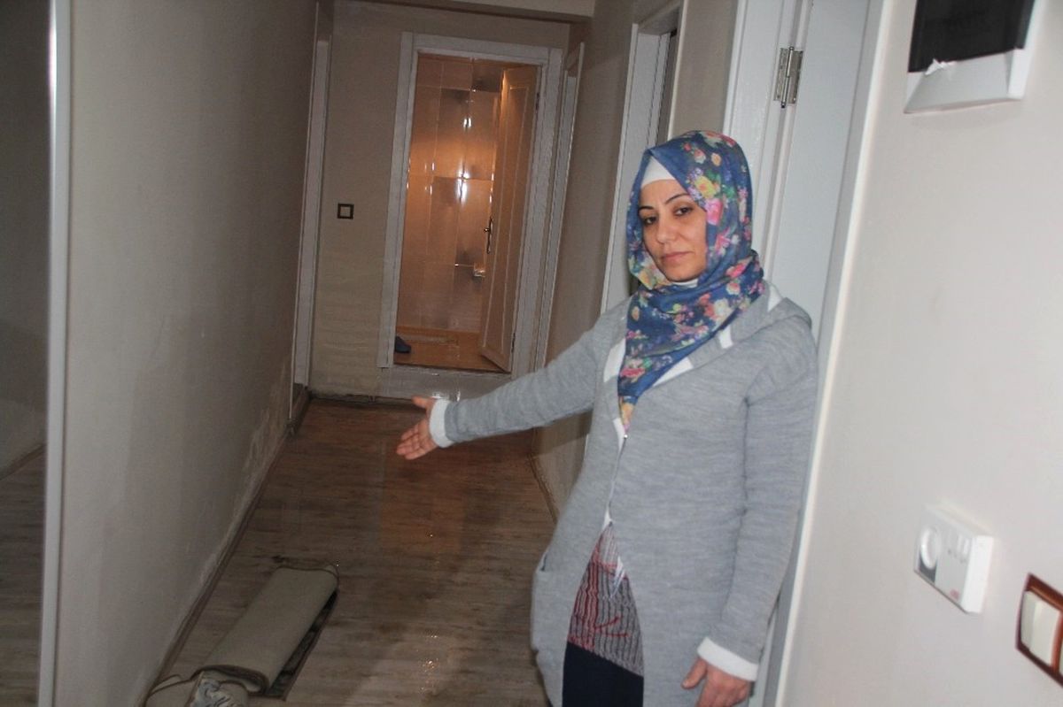 Binbir Güçlükle Aldığı Evini Lağım Suyu Bastı