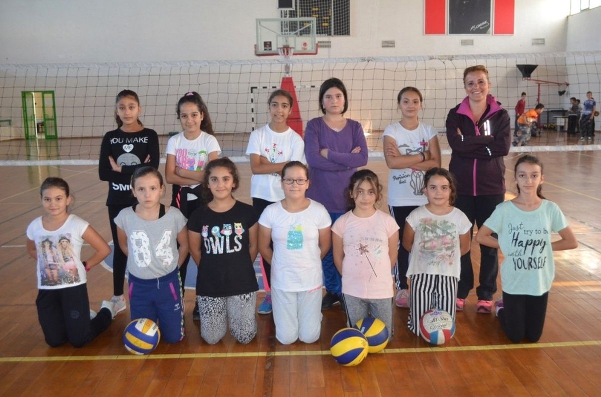 Burhaniye\'de Voleybol Kursu