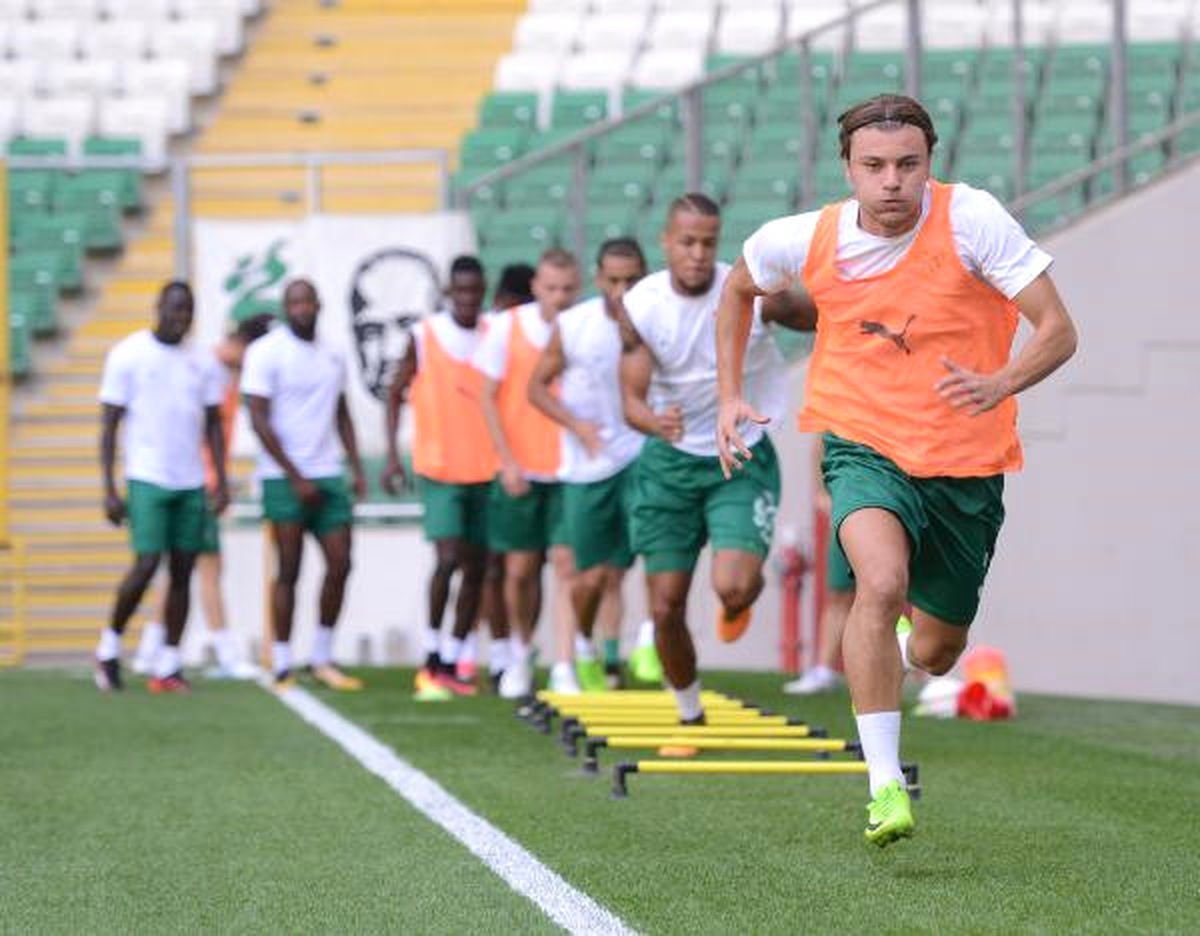 Bursaspor\'da Kupa Maçında Sakatlanan Yusuf Erdoğan, 1 Ay Sahalardan Uzak Kalacak