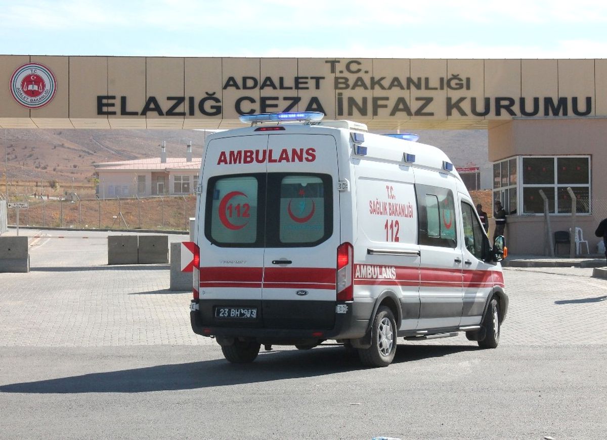Cezaevinde Mahkum Yatak Yaktı Dumandan 10 Kişi Etkilendi
