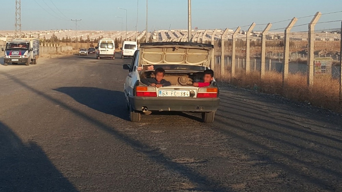 Çocukların Otomobil Bagajındaki Tehlikeli Yolculuğu Kamerada