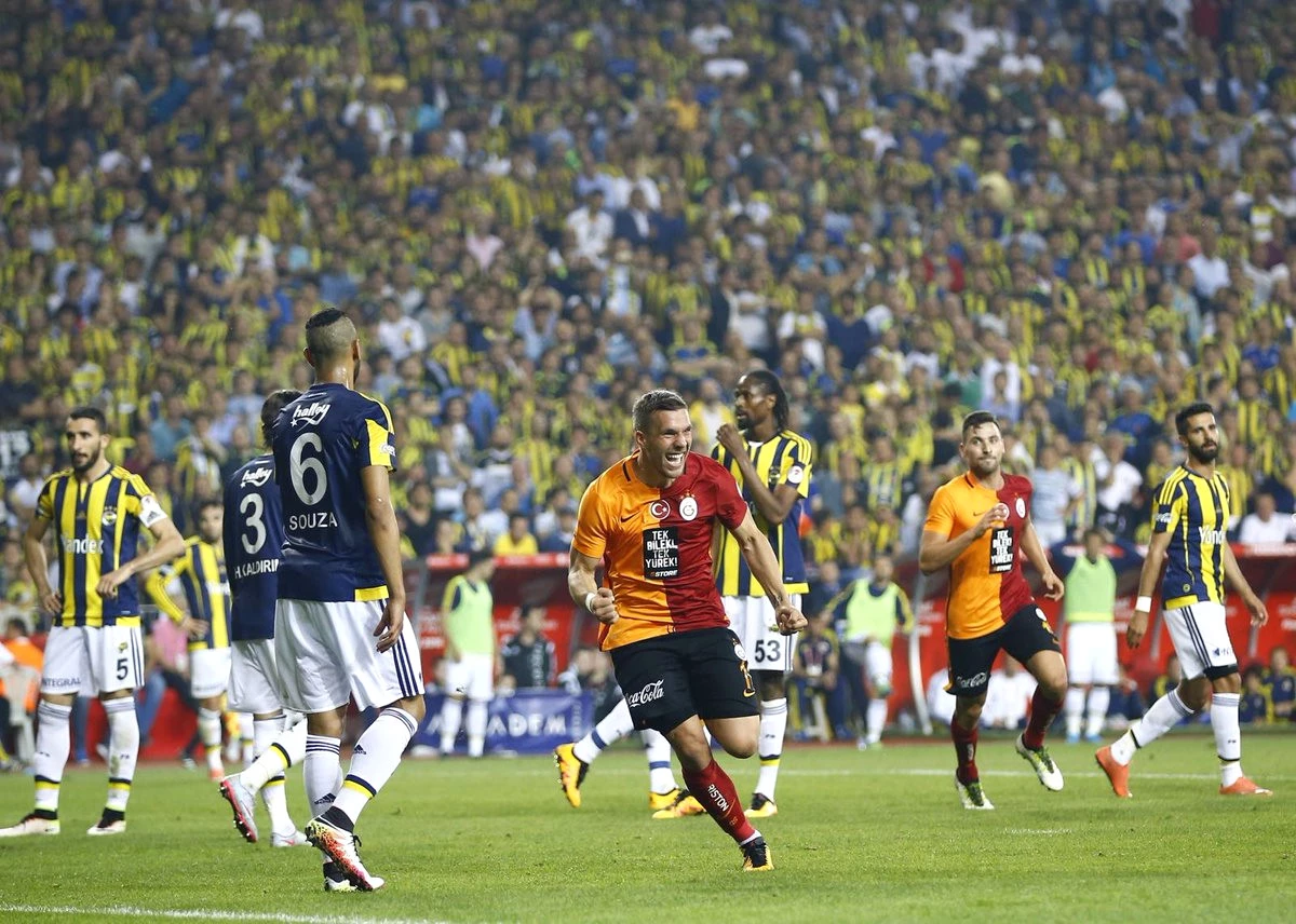 Eski Galatasaraylı Podolski, Sosyal Medyadan Fenerbahçe\'ye Hello Kitty Göndermesi Yaptı