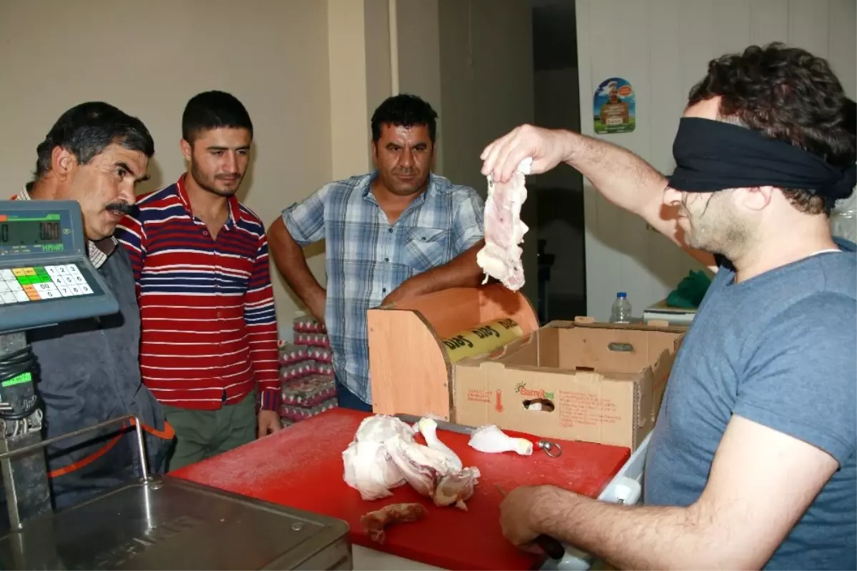 Gözlerini Bağlayıp Tavuk Doğradı, İnternet Fenomeni Oldu