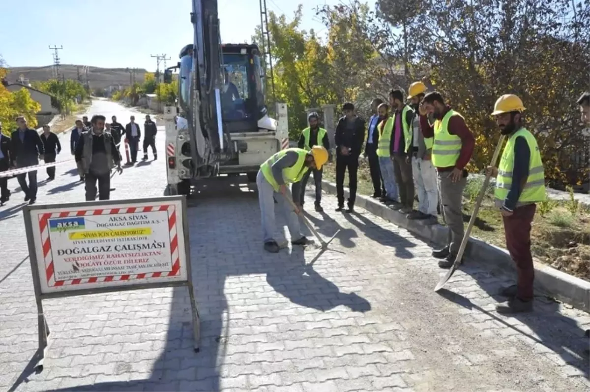 Gürün\'de Doğalgaz İçin İlk Kazma Vuruldu.