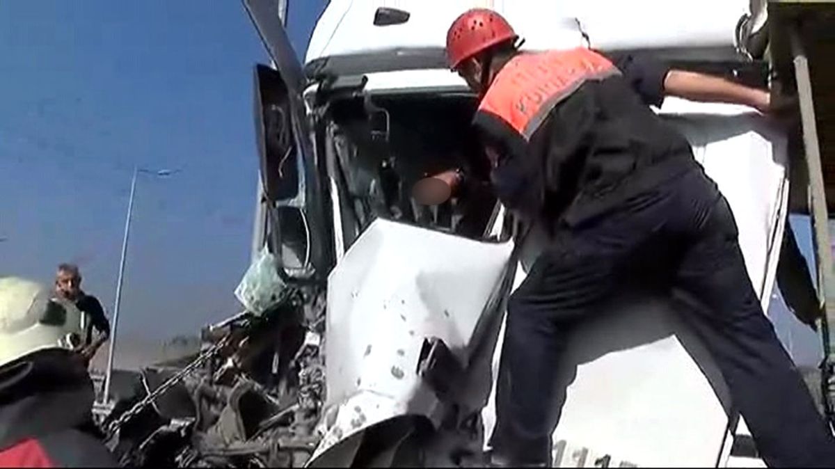 Hafriyat Kamyonu Şoförü Sıkıştığı Yerde Sigara İçmeye Devam Etti
