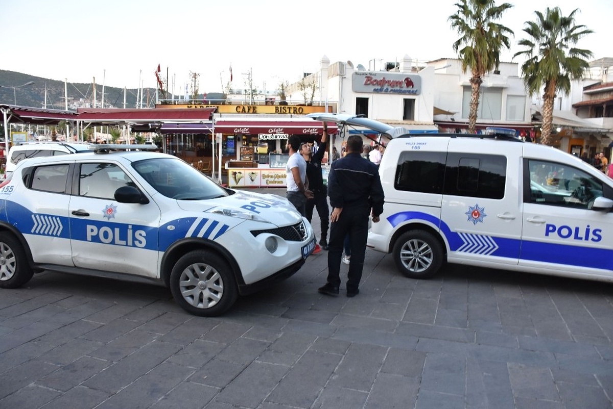 Hero\' Yazılı Tişört Giyen Genç Gözaltına Alındı