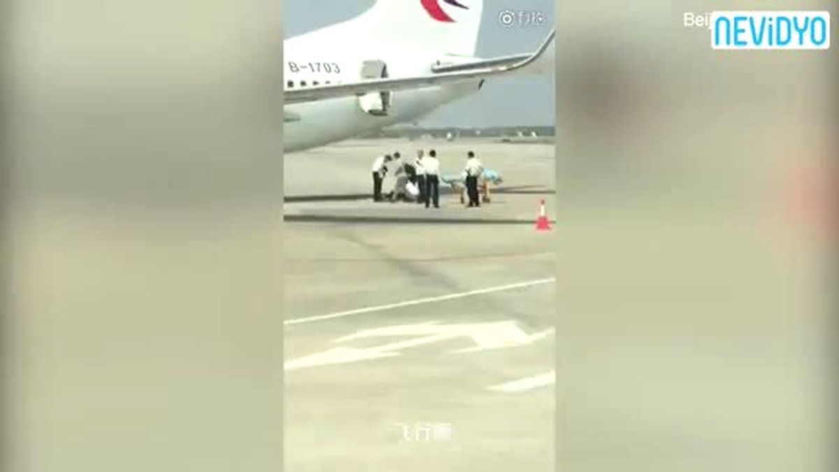 Hostes Uçaktan Düştü!