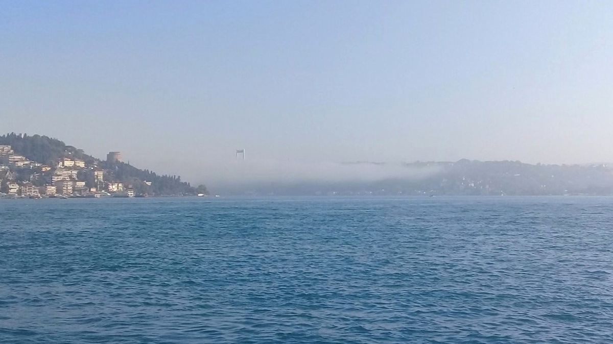 İstanbul Boğazı\'nda Sis Manzarası Görenleri Mest Etti