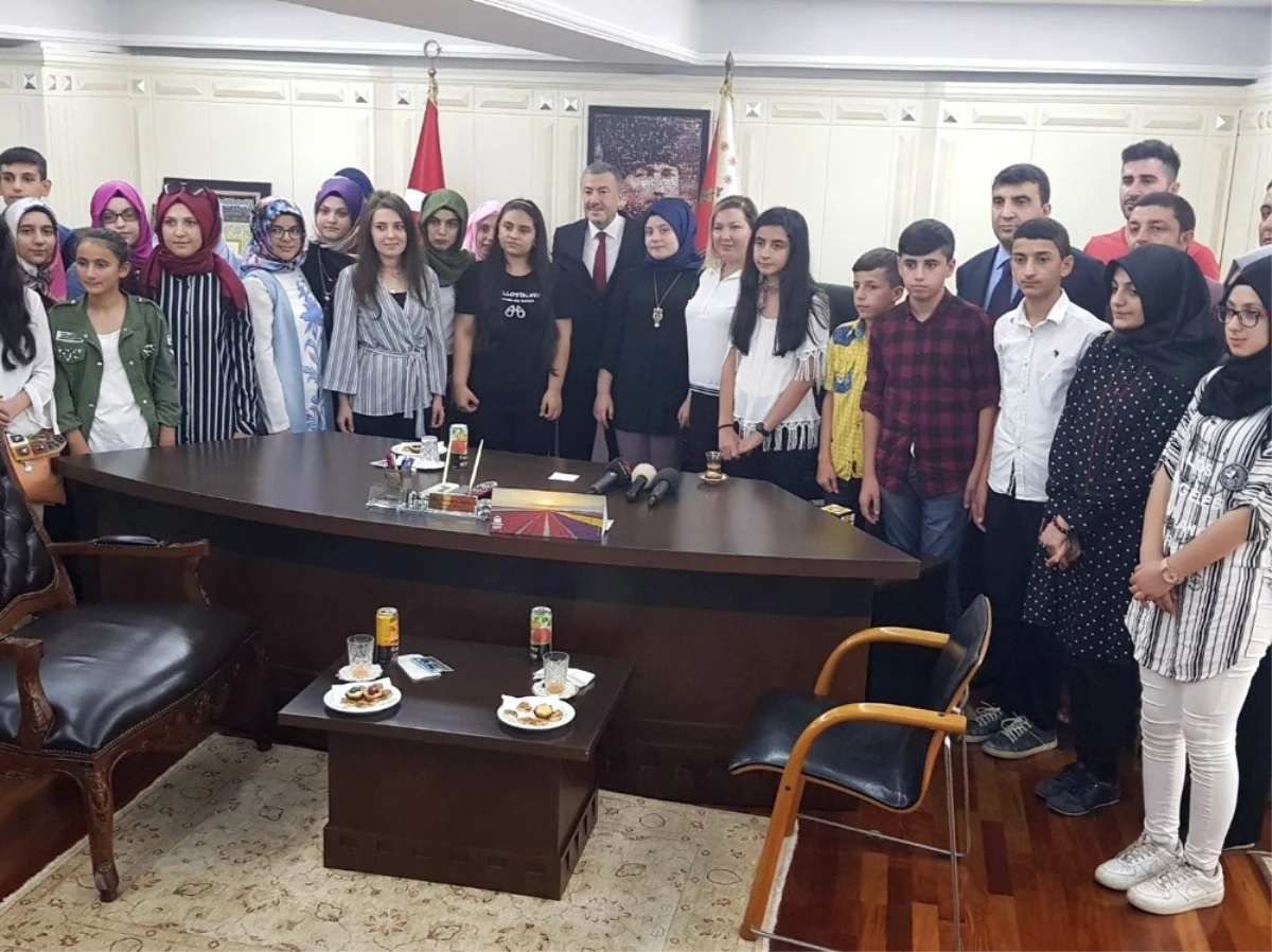 İstanbul Emniyet Müdürü Çalışkan\'dan Öğrencilere Jest