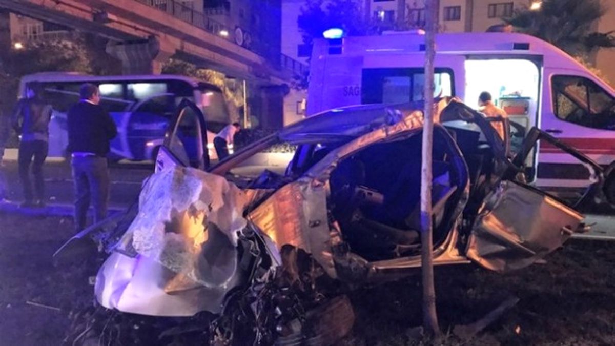 İzmir\'de Kaza: 2 Ölü, 3 Yaralı