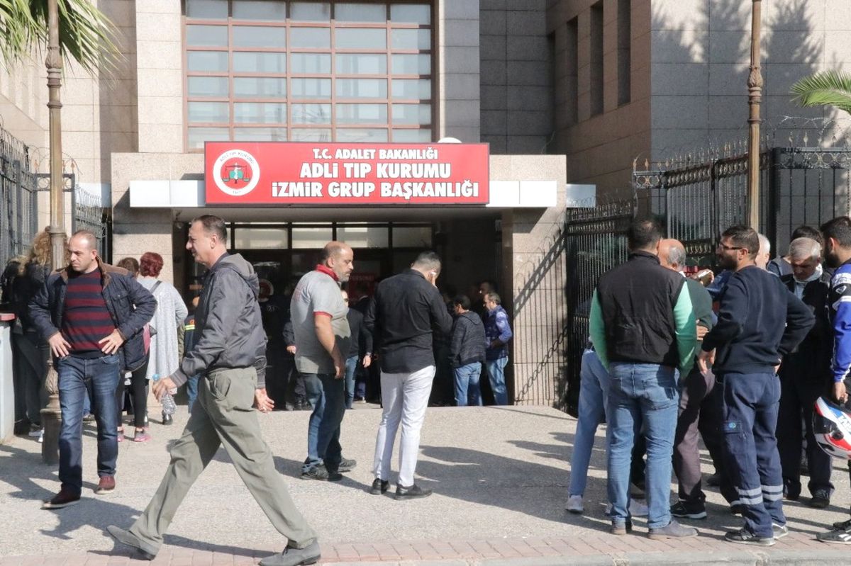 İzmir\'deki Kazada Ölen Polislerin Cenazeleri Adli Tıpta