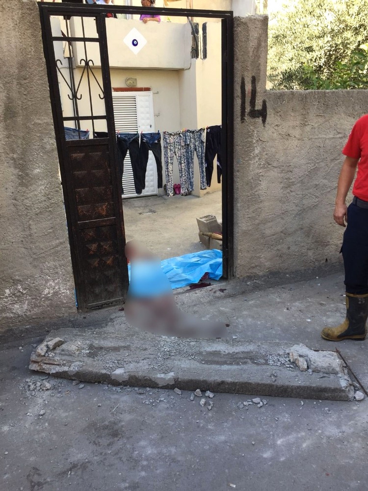 Kapının Üstündeki Beton Bloğun Altında Kalarak Öldü