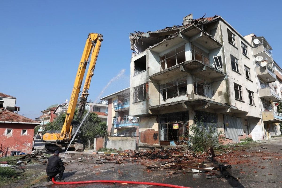Körfez\'de Orta Hasarlı Binalar Tek Tek Yıkılıyor